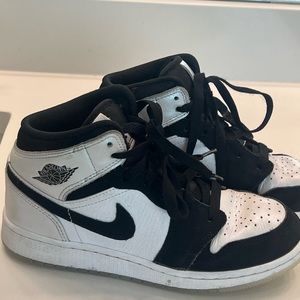 Nike Air Jordan 1 Mid SE black & white size 4y. EUC w: box